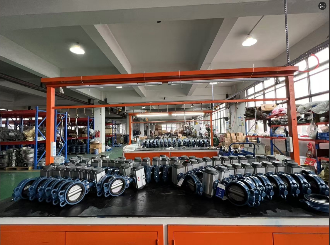 Ang paggawa ng workshop ng Zhongguan Valves ay nakasaksi sa isang masiglang boom ng konstruksyon